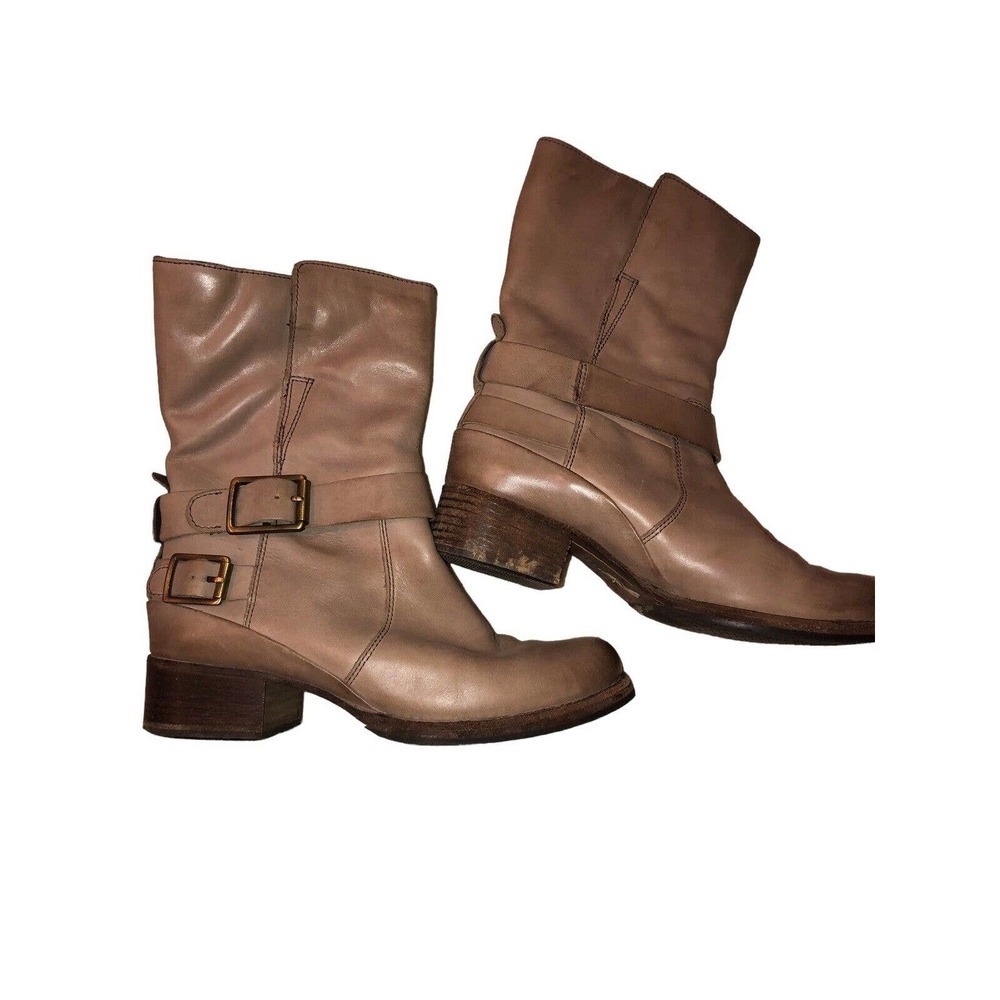 CLARKS Monica Soul Rider Leather Boots Women’s Beige Buckle SlipOn US 6 Mid Calf